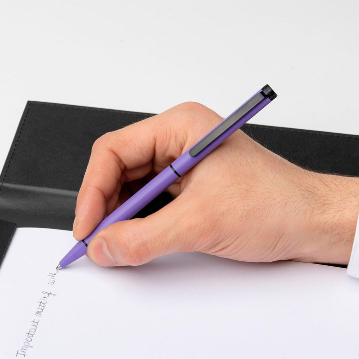 Hugo Boss Cloud Kugelschreiber aus Messing in der Farbe Persian Violet Matt, Länge: 14cm, Minenfarbe