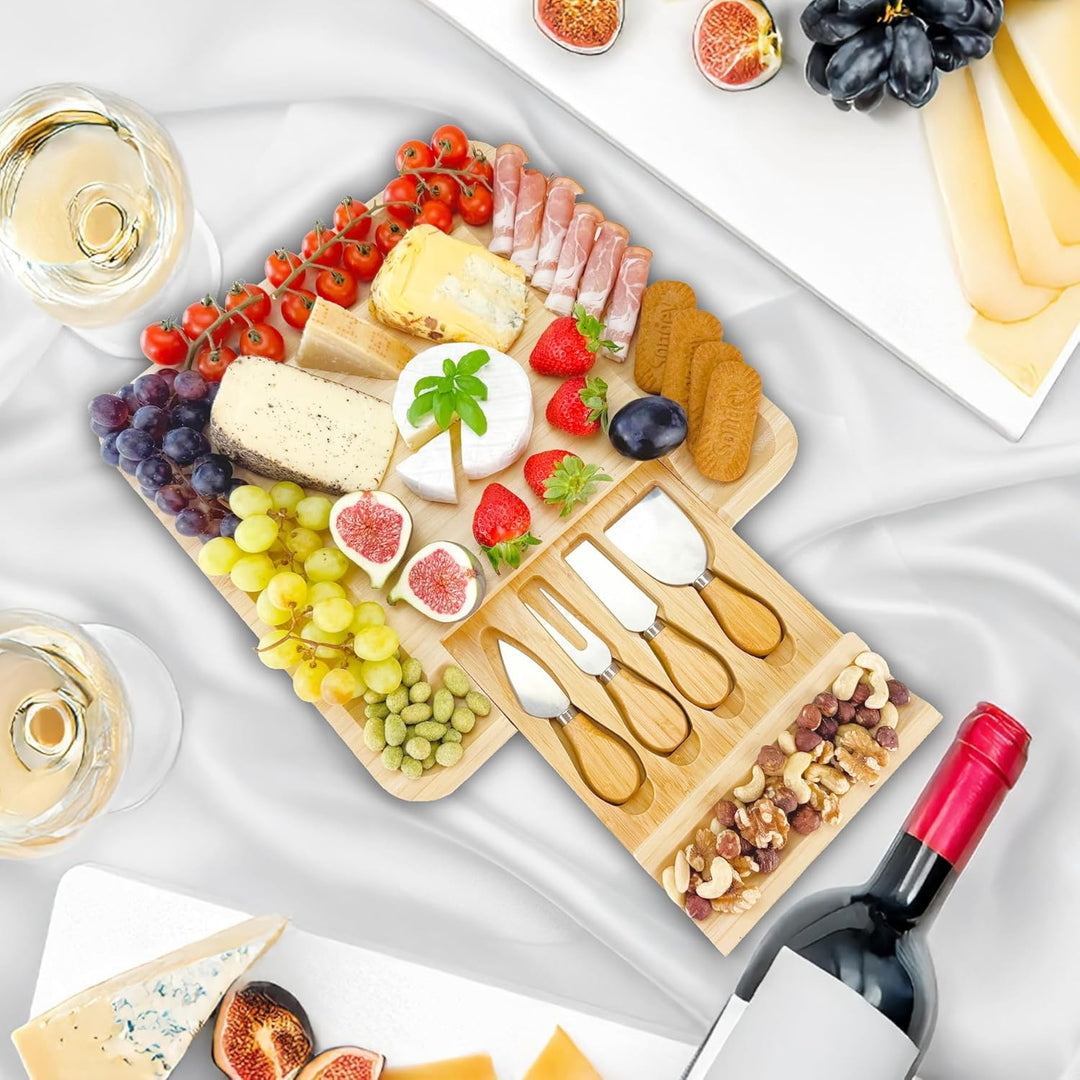 Bambus Käsebrett mit 4 Messern – Servierplatte aus Holz, Charcuterie Board für Aperitif, Geburtstag,