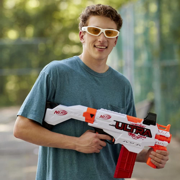 NERF Ultra Focus Blaster, 10 AccuStrike Ultra Darts, Clip-Magazin, Schulterstütze, nur mit NERF Ultr