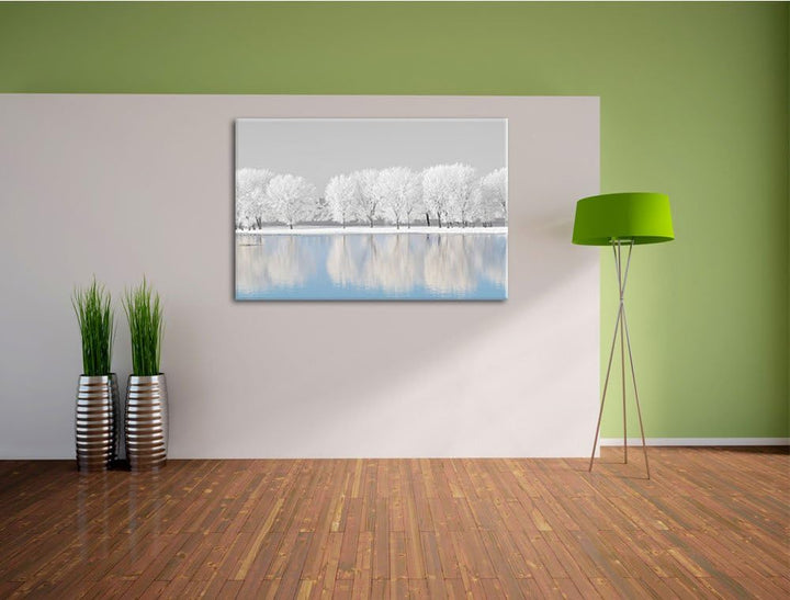 schneebedeckte Bäume an einem See schwarz/weiss Format: 100x70 auf Leinwand, XXL riesige Bilder fert