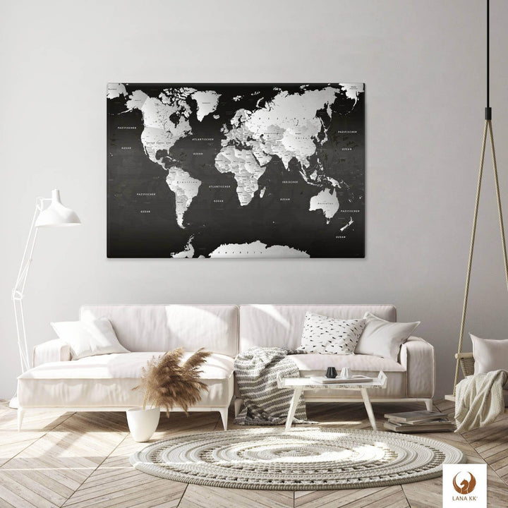 Stilvolle Pinnwand Weltkarte - SW - Deutsch in 120 x 80 cm, stabile Rückwand zum Pinnen inkl. Starte