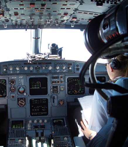 PilotsEYE.tv | BARCELONA | Cockpitmitflug A321 | AUSTRIAN | "Across the ALPS" | Bonus: How to become