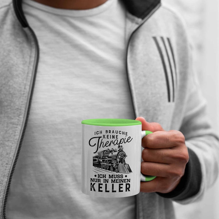 Trendation - Modelleisenbahn Tasse Geschenk für Eisenbahner Spruch Ich Muss In Meinen Keller (Grün),