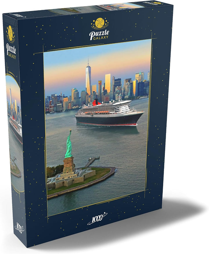 Freiheitsstatue, mit Queen Mary 2 und One World Trade Center, Manhattan, New York, USA - Premium 100