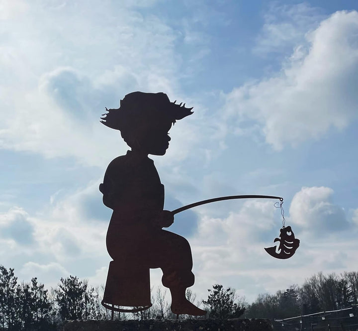 Gartenfigur Junger Angler Tom mit Fisch 70x60cm zum Stecken Gartenstecker Edelrost Gartendeko Wetter