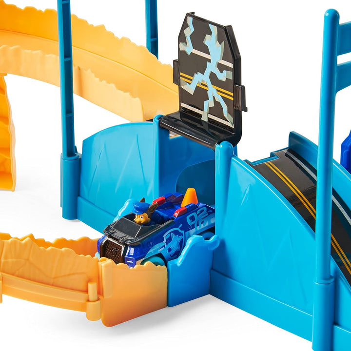 PAW PATROL True Metal Chases Police Rescue Rennstrecken-Set mit Metall-Fahrzeug von Chase, Massstab