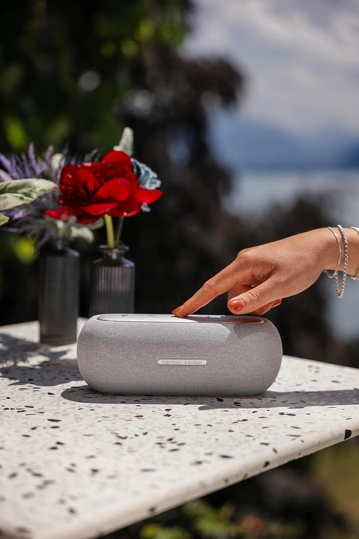 Harman Kardon Luna Bluetooth-Box in Grau – Tragbarer, wasserdichter Bluetooth-Lautsprecher – Bis zu