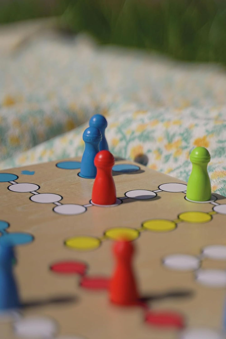 goki Ludo – Klassisches Holzbrettspiel für 2-4 Spieler mit 16 farbigen Pionen und robustem 28x28 cm