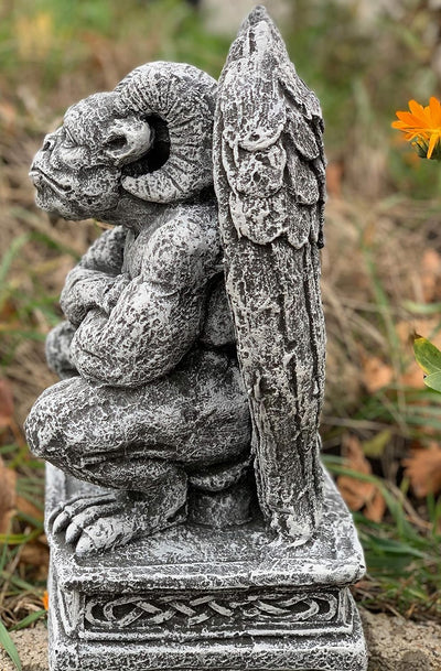 stoneandstyle Steinfigur Torwächter Gargoyle hockend frostfest wetterfest Steinguss