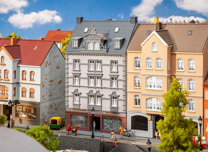 Faller FA130705 Stadthaus mit Reparaturwerkstatt Modellbausatz, verschieden, One Size