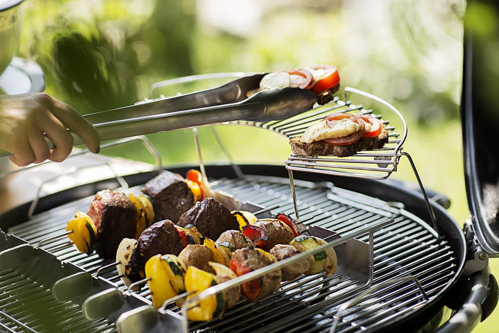 RÖSLE Halter mit Grillspiessen, Aufsatz zur Zubereitung von Schaschlik und Gemüse auf Gas- und Kohle
