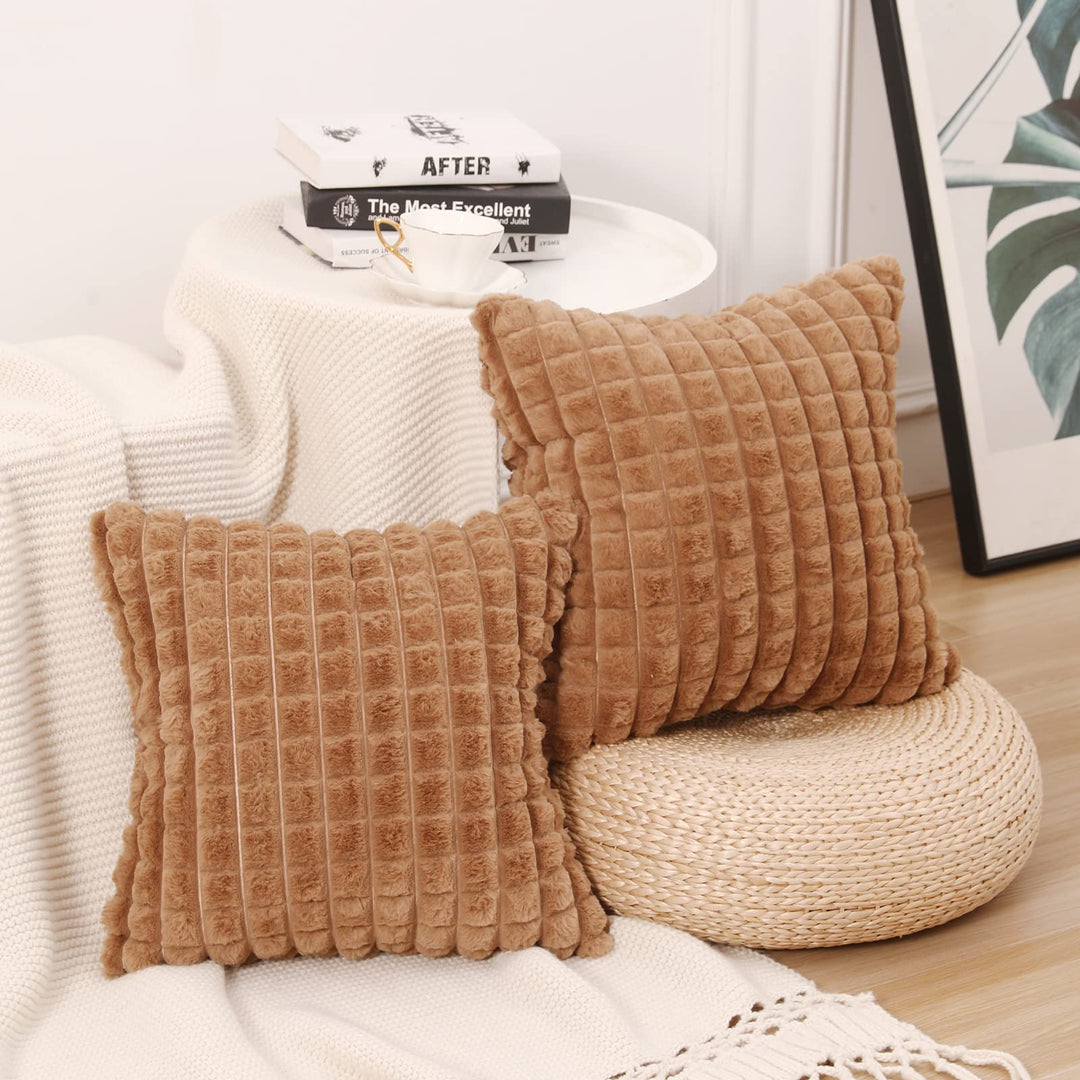 Mandioo 2er Set Super Soft Plüsch Faux Pelz Dekokissen Kissenbezüge 50x50 cm Braun, Plaid Textur Mod