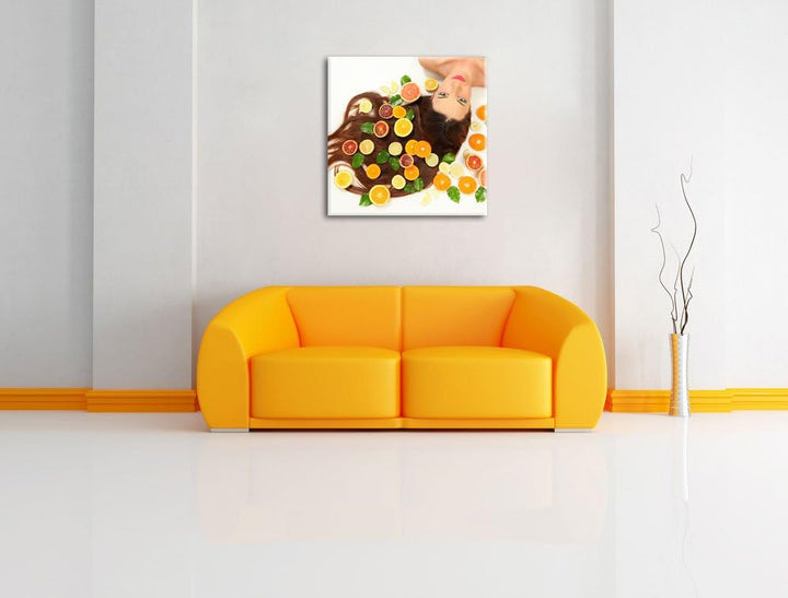 Pixxprint Hübsche Frau mit Obstscheiben als Leinwandbild Quadratisch/Grösse: 70x70 / Wandbild/Kunstd