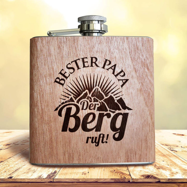 Holz Flachmann Der Berg ruft, mit persönlicher Namens Gravur! Geschenk Wandern Klettern Bergsteiger