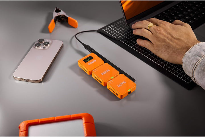 Rode Wireless GO Gen 3 Drahtloses 2-Kanal Mikrofon-Funksystem Orange mit Interview GO Handadapter Or