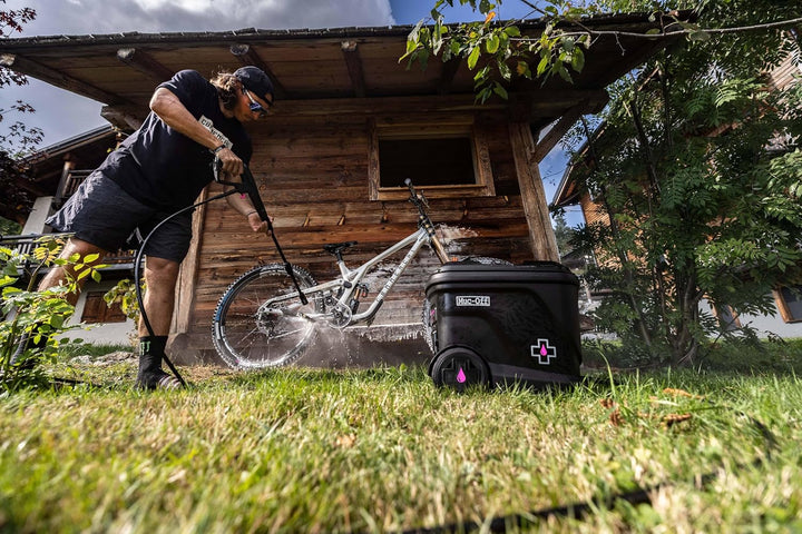 Muc-Off Mobile Akku Hochdruckreiniger Moto Starter Bundle – Tragbarer 20L Druckreiniger mit 4 Lanzen