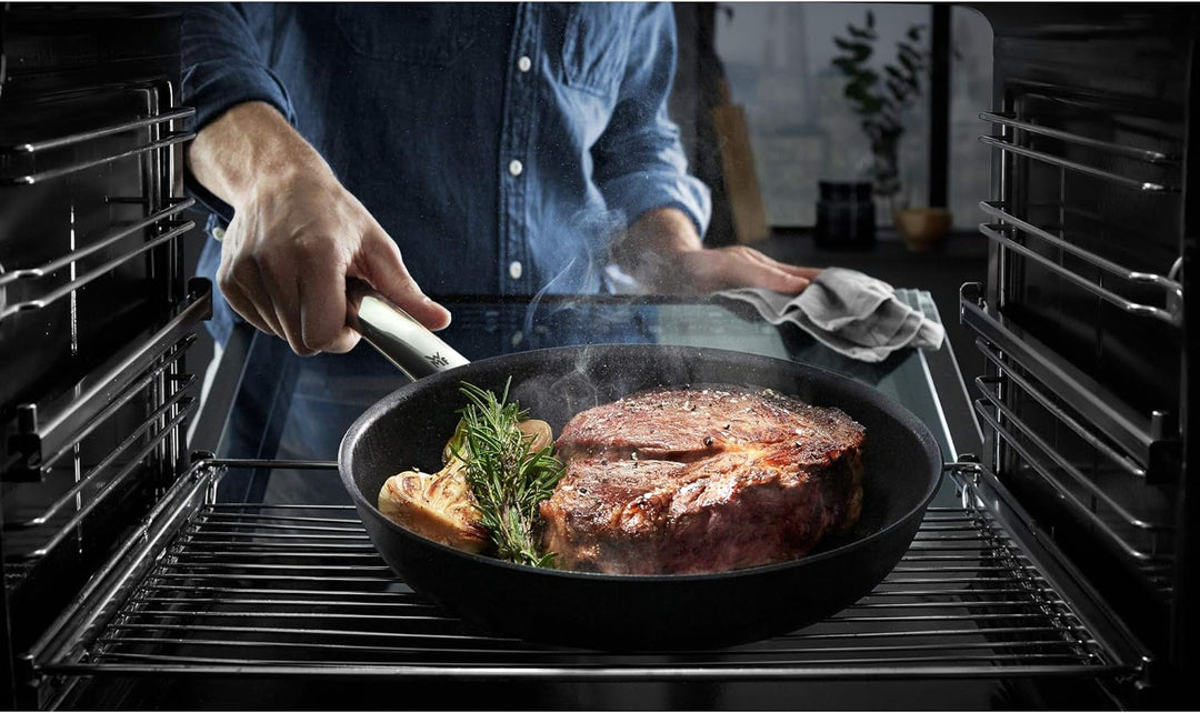 WMF Steak Profi Bratpfanne 28 cm, Steakpfanne Induktion ideal für scharfes Anbraten, Mehrschichtmate