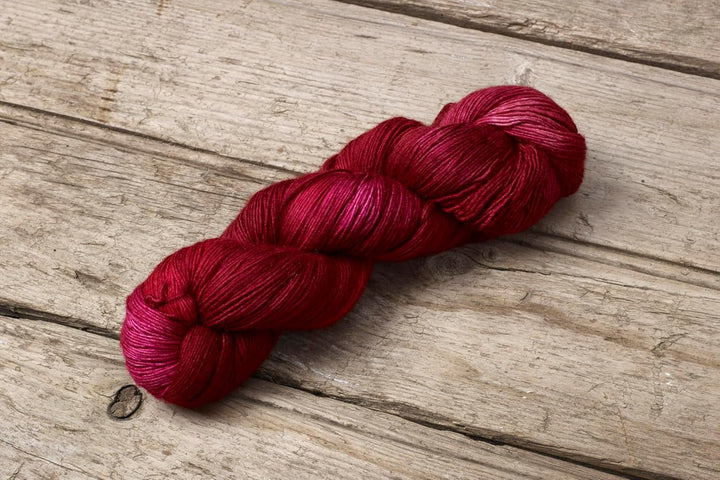 Manos Del Uruguay Fino Silk Blend – 100 g 6422 Flamme, handgefärbtes Strickgarn, 1 Stück
