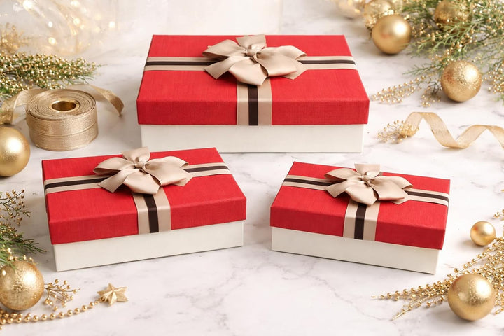 Emartbuy Set mit 3 starren Geschenkboxen, cremefarbene Box mit rotem Deckel, braun gestreiftes Schle