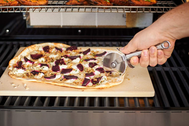 RÖSLE Pizza- und Flammkuchenschneider, Hochwertiges Pizzamesser mit stabilem Rad, beidseitig geschli