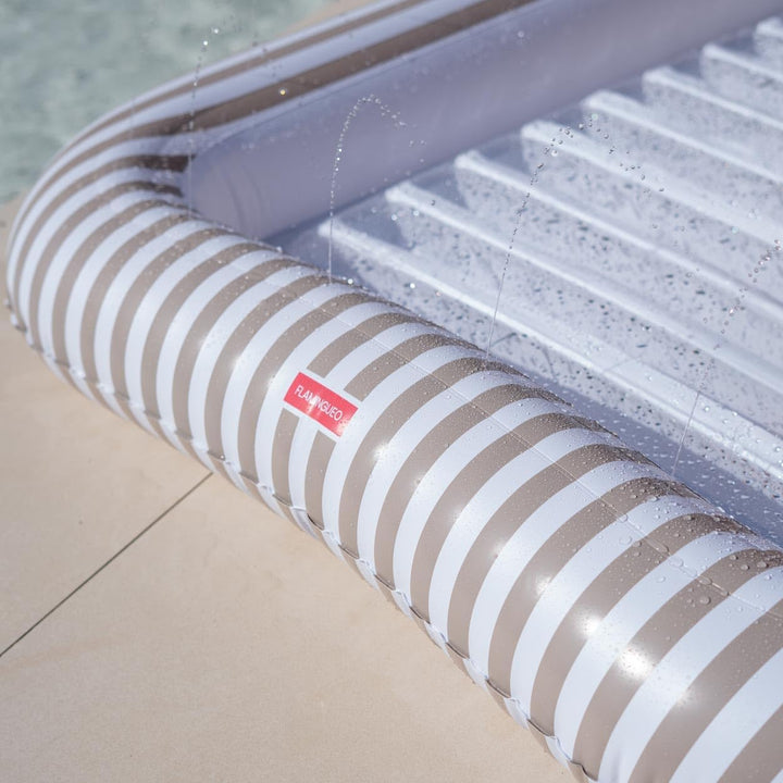 Flamingueo Luftmatratze Pool - Tanning Pool mit Spinkler - Getränkehalter Inklusive - Strapazierfähi