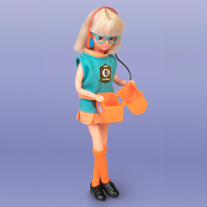 Chabel High School, Puppe mit blauer Uniform und orangefarbenen Details, bereit für die Universität