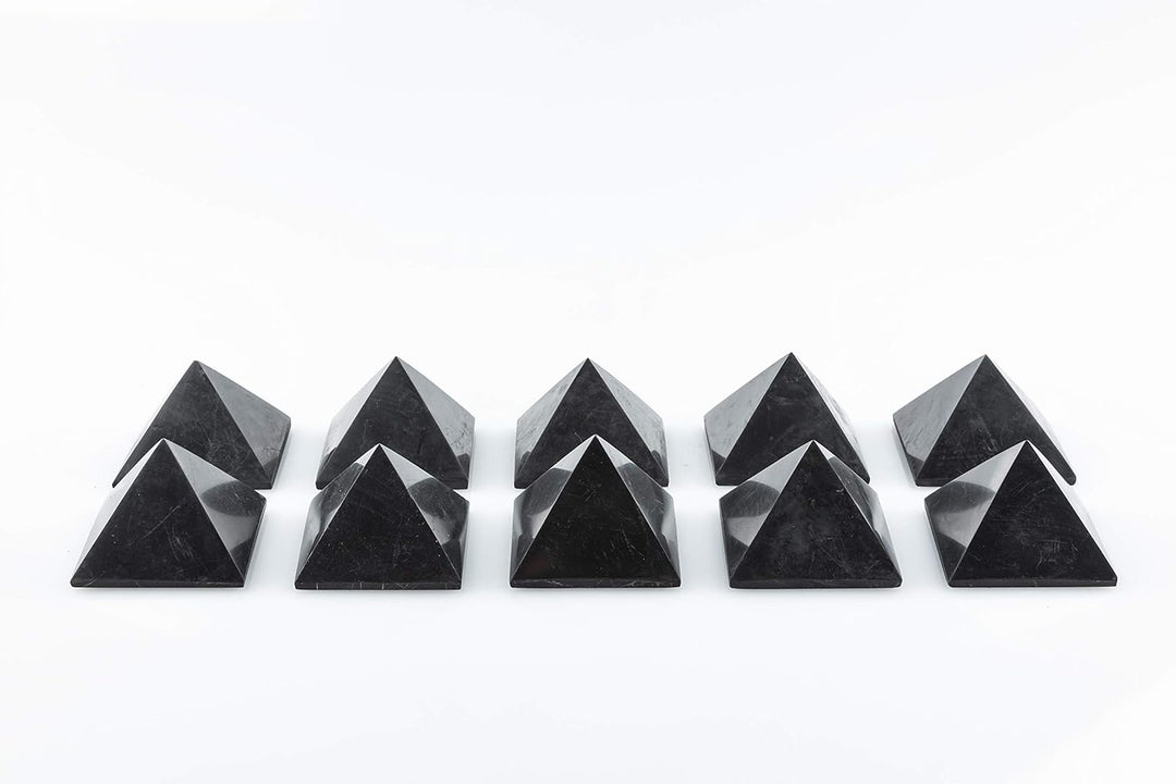 KASHU Edelstein Schungit direkt aus Karelien: 10 x Pyramide 4 cm Poliert
