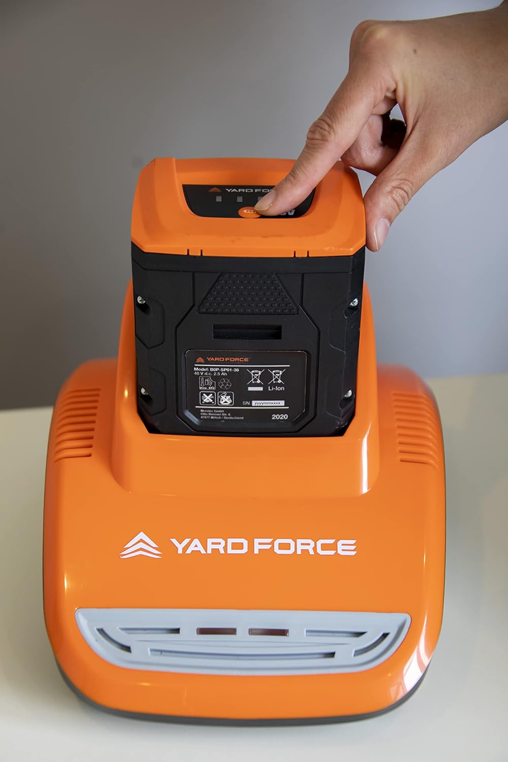 Yard Force Akku Ladegerät AL G03C (für 40 Volt Werkzeugakkus, Ladegerät mit Überlast- / Überhitzungs
