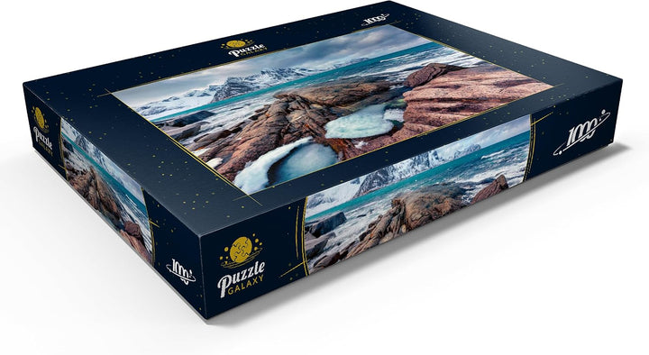 Düsterer Frühlingsblick auf die Lofoteninseln. Schneeschmelzen im Flakstadpollen Fjord - Premium 100