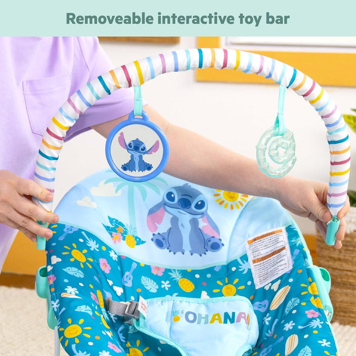 Bright Starts Disney Stitch Ohana Paradise Vibrierende Baby-Wippe, Abnehmbarer Spielbogen, 2 Spielze