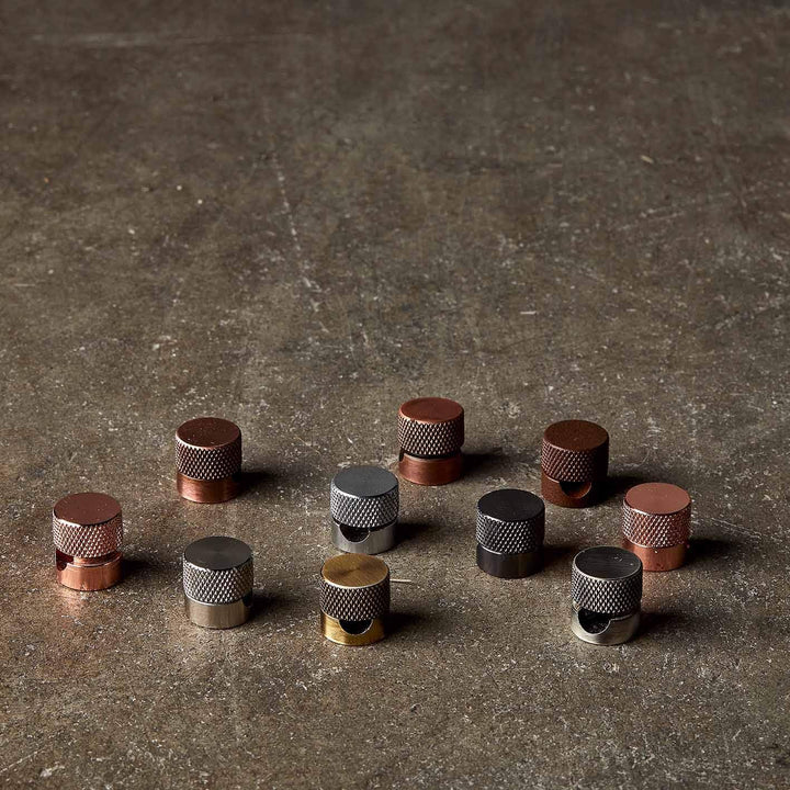 Amarcords - 10 Aluminium Deckenpins mit sichtbarer Kabelanpassung. Deckenbefestigung für Lampen und