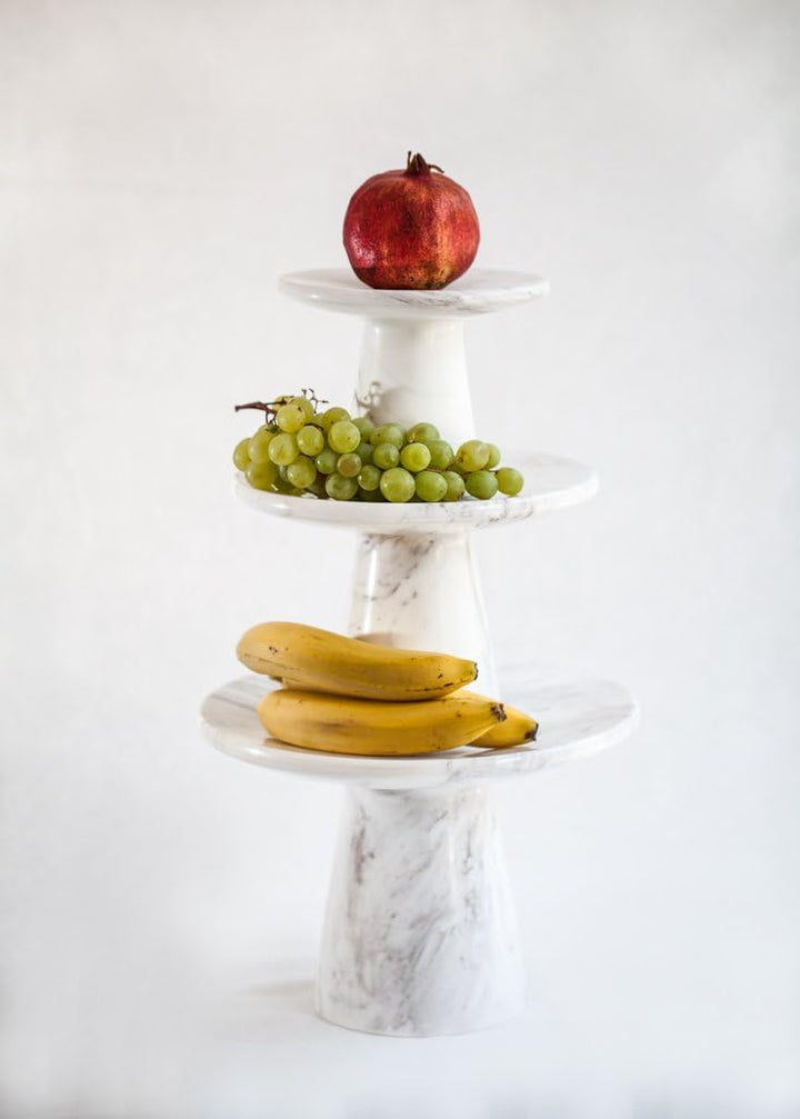 Design Etagere aus weissem Marmor als Servierplatte oder Kuchenteller für die Festtafel 25 x 25 x 17