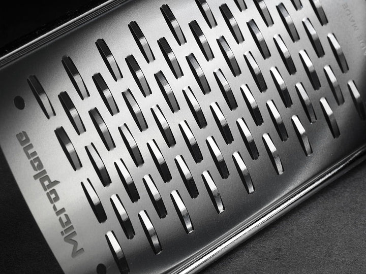 Microplane 2-Wege-Schneide Reibe Edelstahl Schwarz aus der Gourmet Serie für Hartkäse, Apfel, Karott