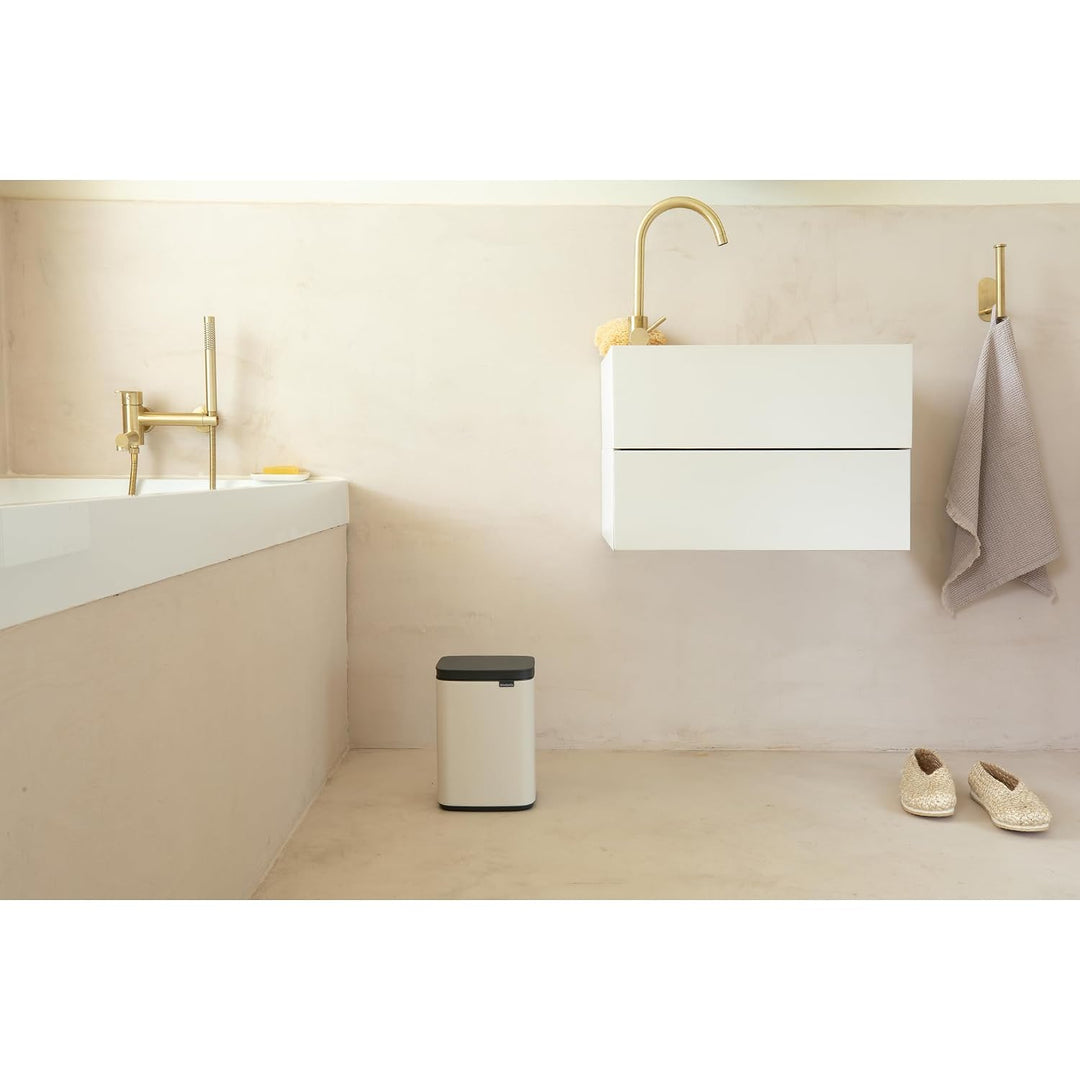 Brabantia Bo Mülleimer 4 l | Kompakter rechteckiger Mülleimer mit Softclose-Deckel, herausnehmbarer