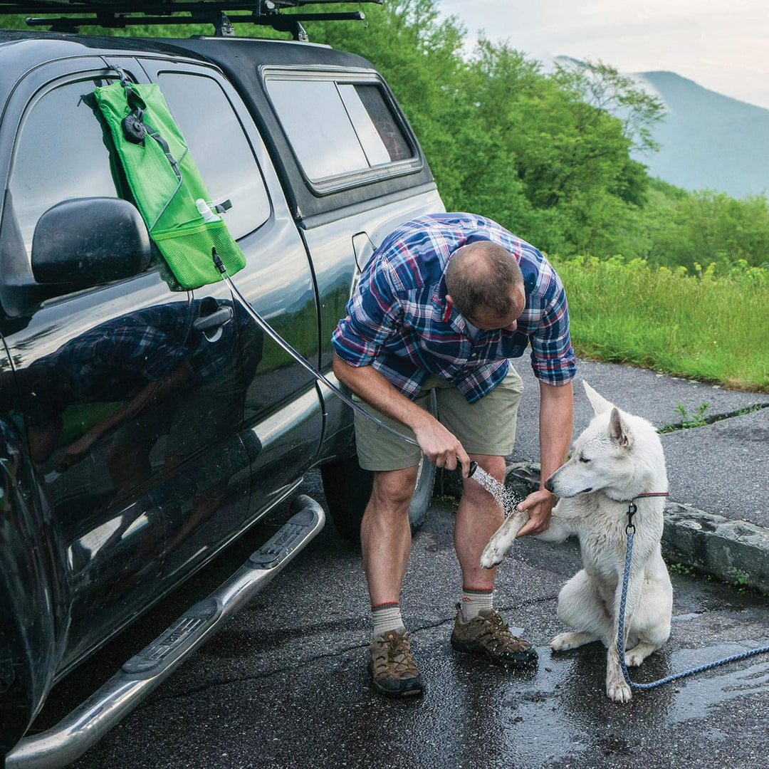 Kurgo Hunde-Dusche für unterwegs, Tragbarer Wassertank mit Duschkopf, Zum Waschen von schlammigen Pf