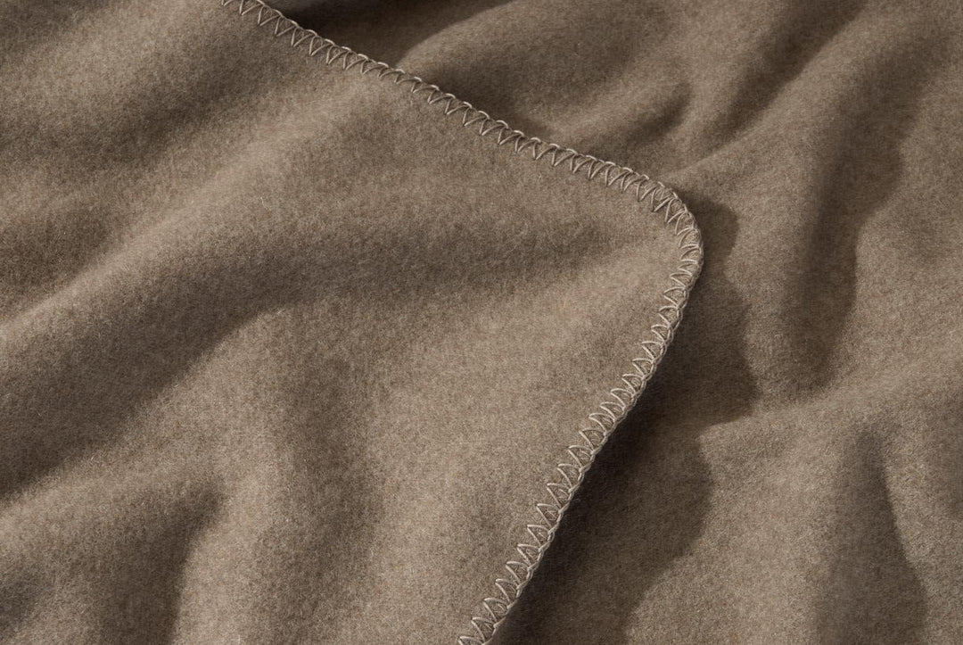 Wohnen &amp; Accessoires GmbH &amp; Co. KG Kaschmirdecke, Wolldecke aus 100% Kaschmir Amalfi grau-braun 150x