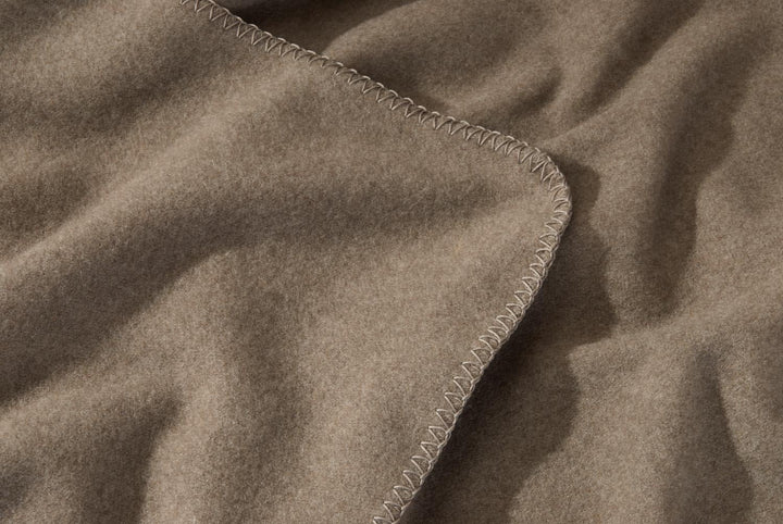 Wohnen &amp; Accessoires GmbH &amp; Co. KG Kaschmirdecke, Wolldecke aus 100% Kaschmir Amalfi grau-braun 150x