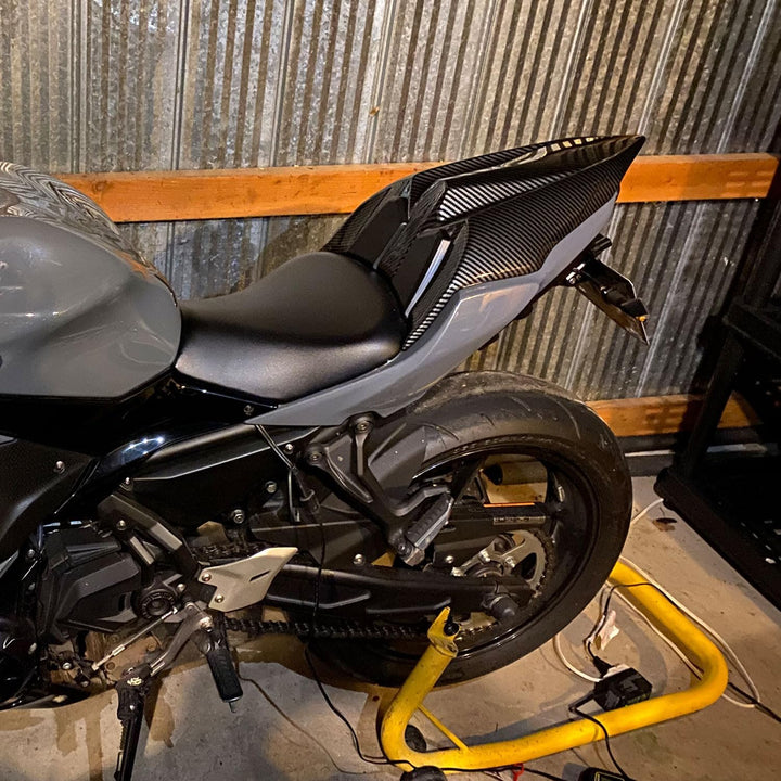 Midimttop Kompatibel mit Ka-wa-sa-ki Ninja650 Z650 Sitz Abdeckung Hinten Sozius Harte Solo Sitz Guge