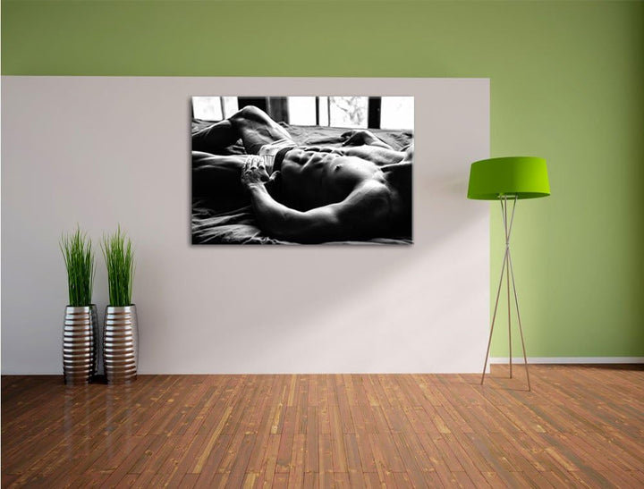 Pixxprint Muskulöser Mann im Bett Kunst B&W als Leinwandbild/Grösse: 100x70 cm/Wandbild/Kunstdruck/f