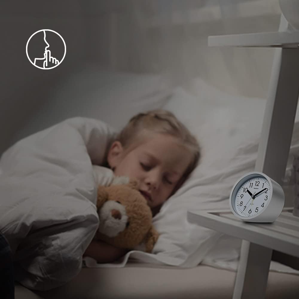 Eachui Wecker Analog Ohne Ticken mit Schlummerfunktion, Nachtlicht, Batteriebetrieben, Geräuschlos,