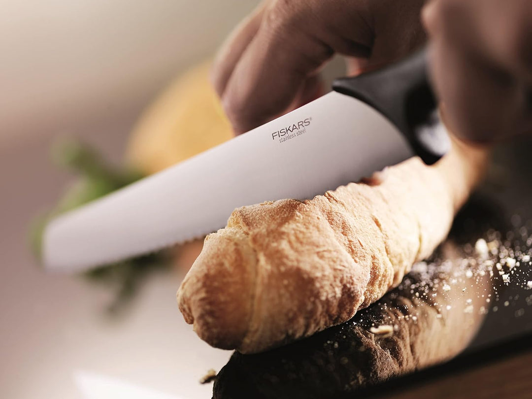Fiskars Brotmesser mit Wellenschliff, Essential, Kunststoff/Edelstahl, Klingenlänge: 23 cm, Schwarz/
