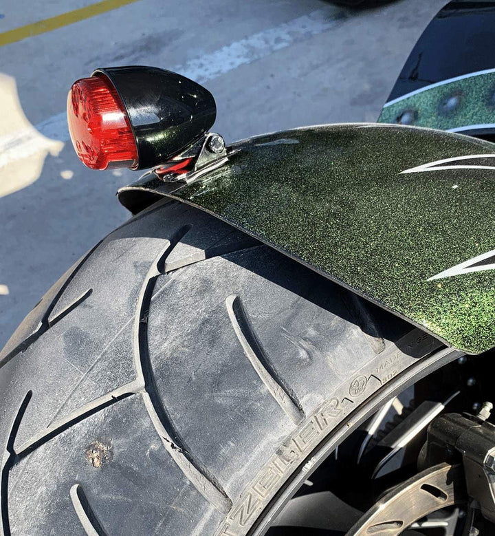 IGUANA CUSTOM - Schwarze HAWK ECO-Heckleuchte mit Bremslicht, Standlicht und Kennzeichenleuchte - E-