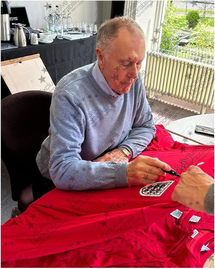 Englands WM-Trikot von 1966, signiert von Geoff Hurst. Icon-Rahmen