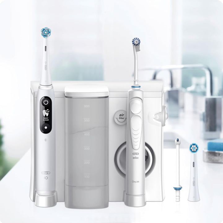 Oral-B Oral Health Center Munddusche mit Oxyjet-Technologie für Zahnreinigung, 2 Ersatzdüsen &amp; iO Se