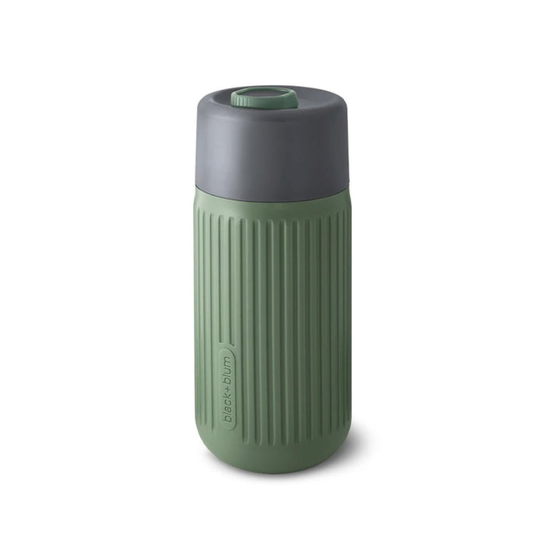 BLACK + BLUM Glas To-Go Becher, Olive, 340 ml, leichtes Borosilikatglas, rutschfeste, isolierende Si