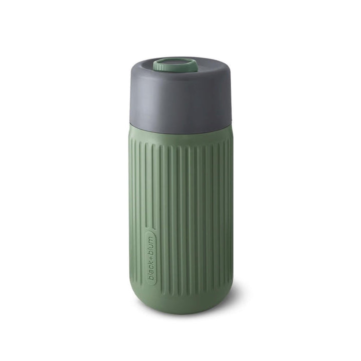 BLACK + BLUM Glas To-Go Becher, Olive, 340 ml, leichtes Borosilikatglas, rutschfeste, isolierende Si