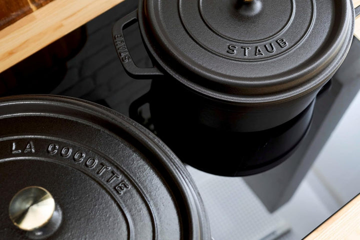 STAUB Gusseisen Bräter/Cocotte, Rund 24 cm, 3,8 L, Aromaregen Funktion, Für alle Herdarten geeignet,