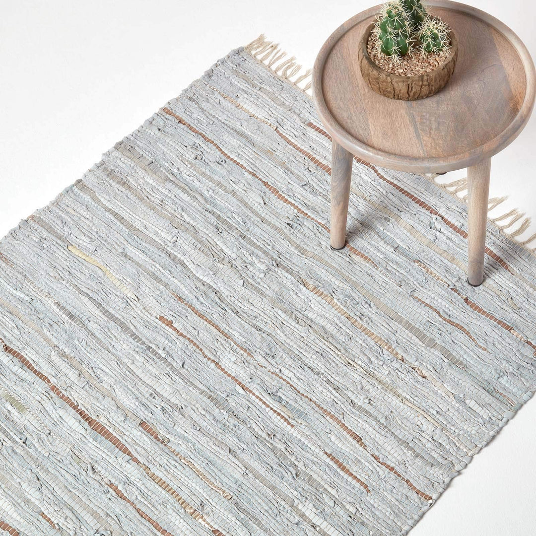 Homescapes Teppich/Bettvorleger aus recyceltem Leder mit Glitzer-Streifen und Fransen, 90 x 150 cm,