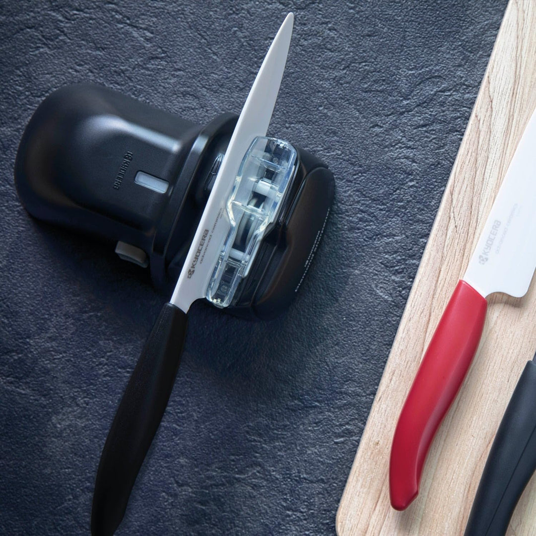 Kyocera DS-38 Diamant-Messerschärfer, batteriebetrieben für Keramik- und Stahlklingen für Rechtshänd