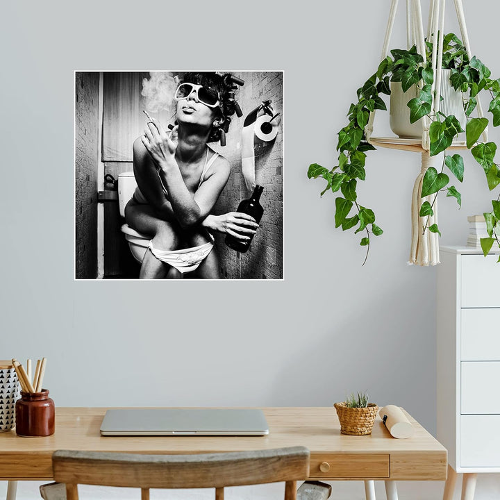 wandmotiv24 Poster als Wanddeko, Grösse 50x50cm, Frau im Bad, Sonnenbrille, Fotografie, Schwarz Weis